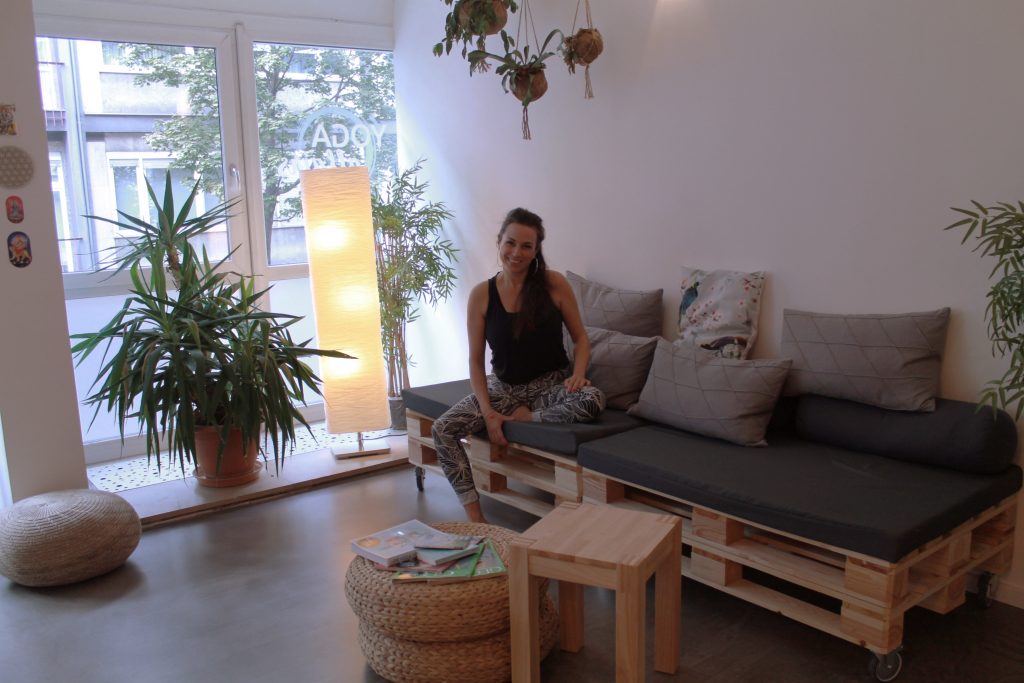 Katharina Mehring in ihrem Yoga Studio Yoga Affairs mitten in den Mannheimer Quadraten