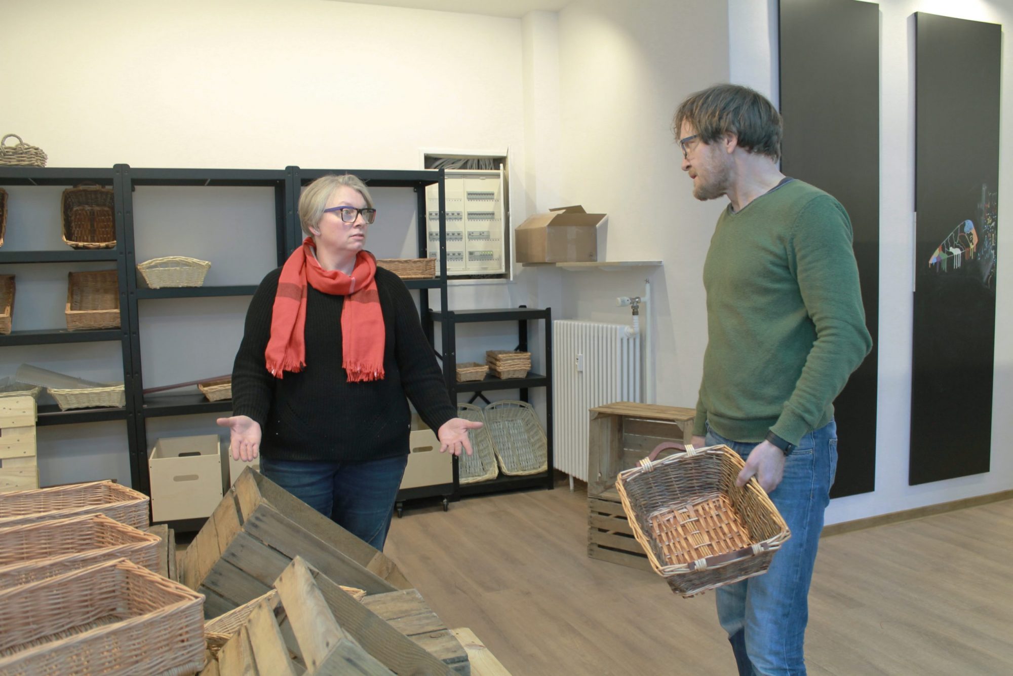 Renata und Christian von RENARegional räumen die Regal von Ihrem neuen Laden in Mannheim ein.