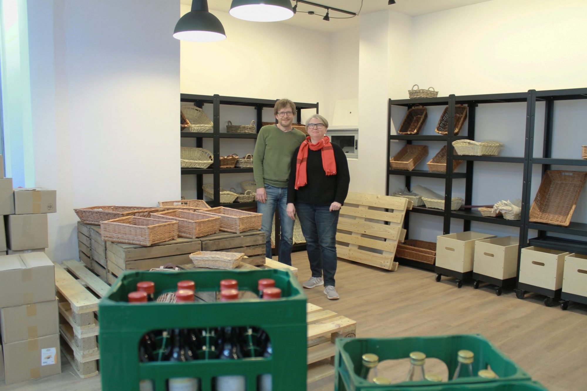 Christian und Renata stehen in Ihrem neuen Laden RENARegional in Mannheim