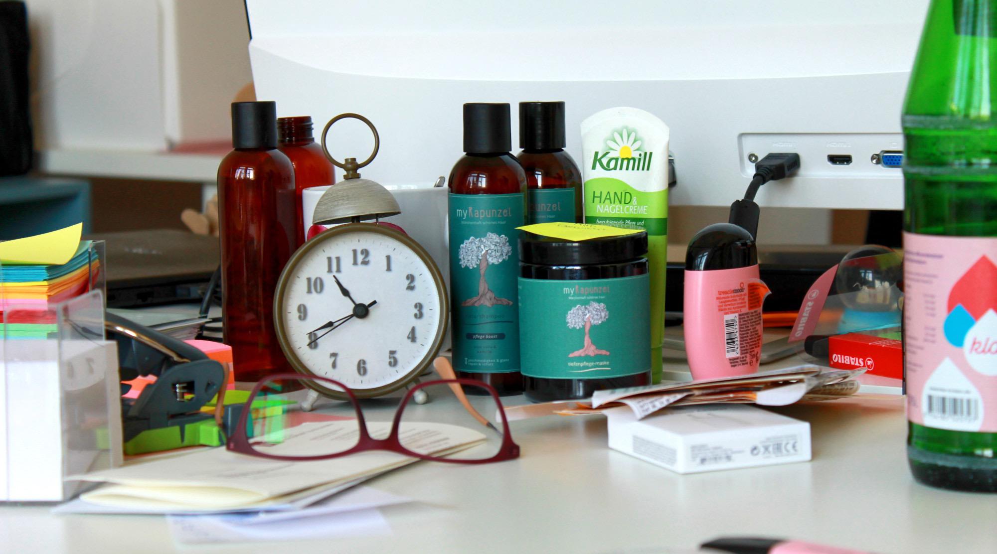 Erfolgreiches Female Startup mit nachhaltigem Hintergrund. Myrapunzel Produkte auf dem Schreibtisch zur Inspiration.