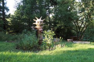 Sonnen-Statue in der Natur im Kindergarten Wörterwald Heidelberg